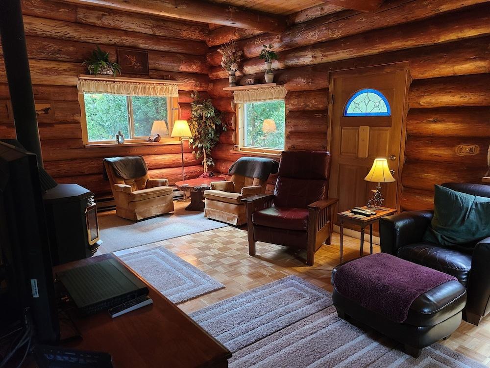 Two Bedroom Real Log Cabin With Wifi and EV Char ger