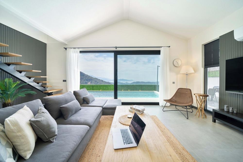 Villa Oxy & Seaview & Private Pool & Indoor Heated Pool