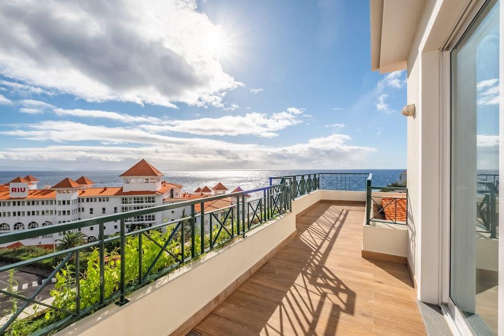 Exquisite Ocean Apartment by Madeira Sun T