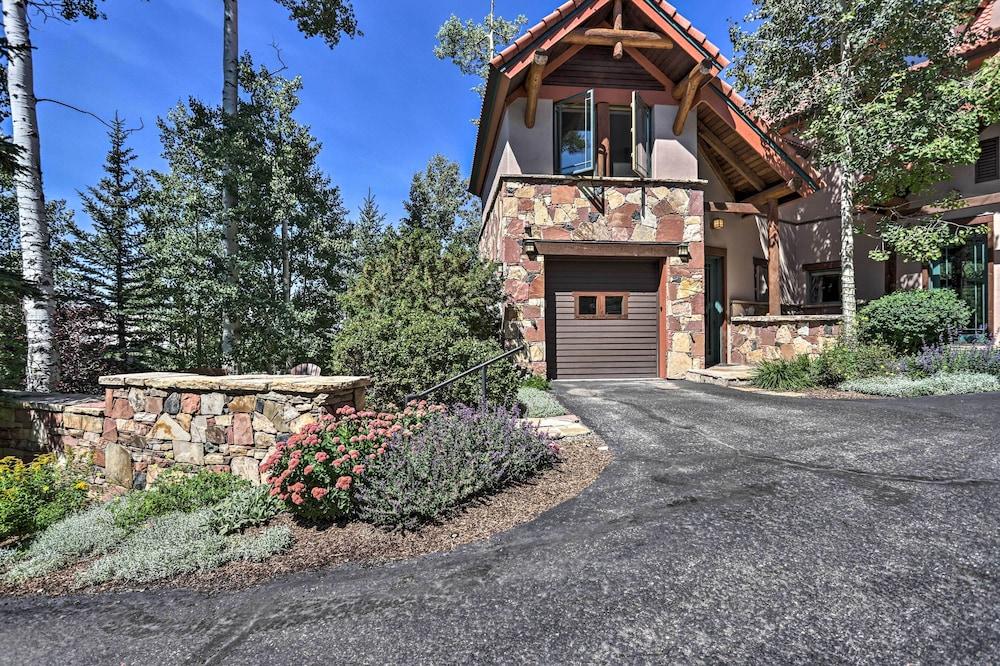 Upscale Ski-in/ski-out Escape w/ Deck + Grill