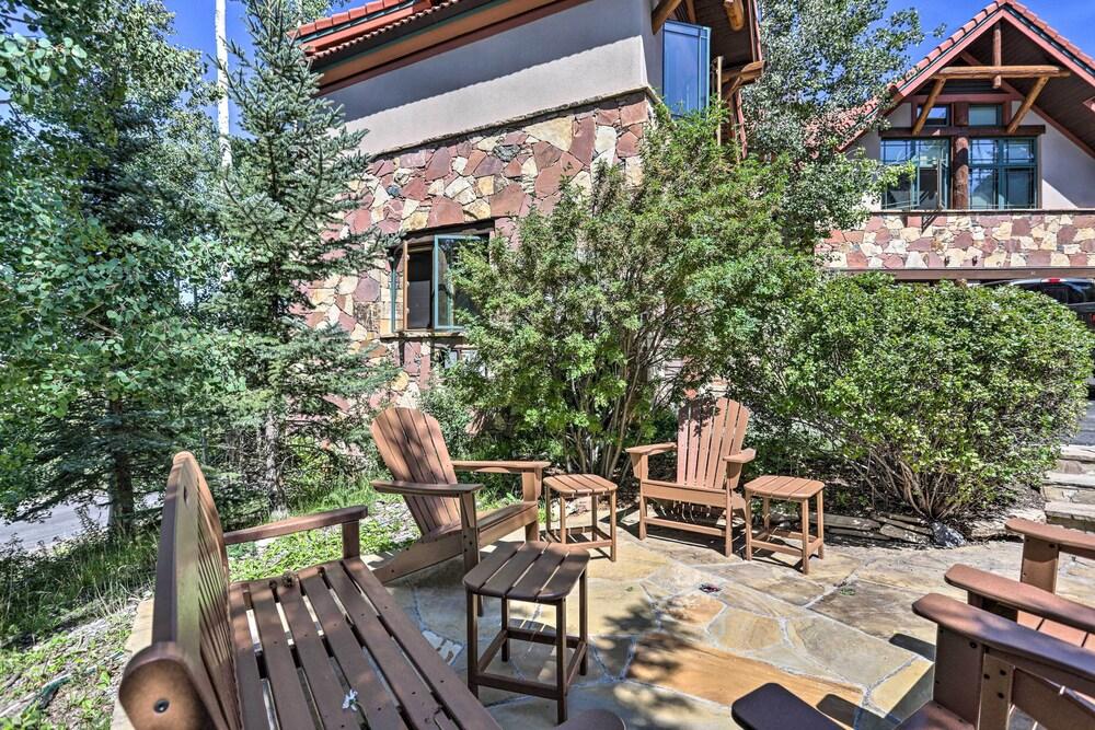 Upscale Ski-in/ski-out Escape w/ Deck + Grill