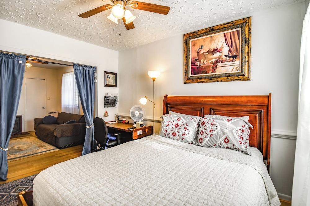 1 Mi to Dtwn: Remote Work-friendly Apt in Hampton!