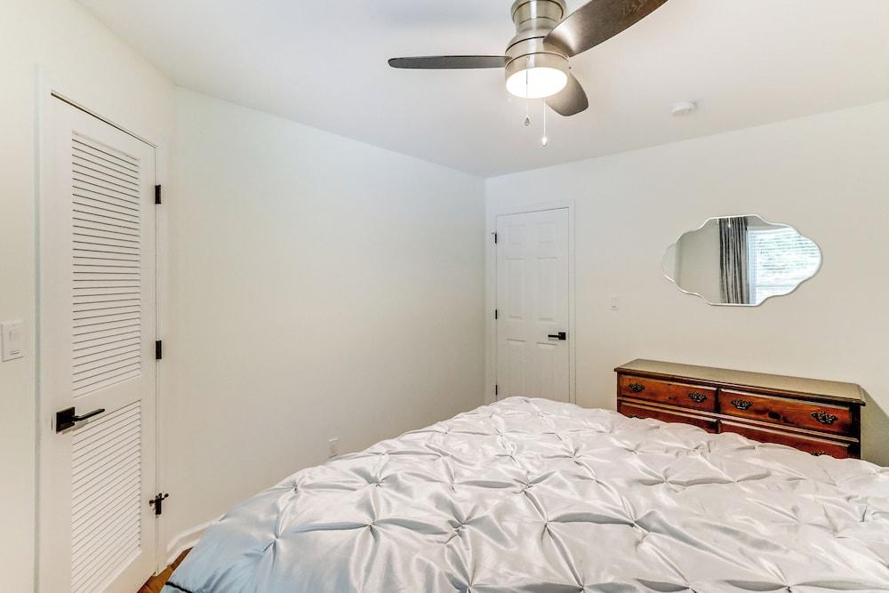 Fire Pit & Kayaks: Lake Oconee Waterfront Escape!