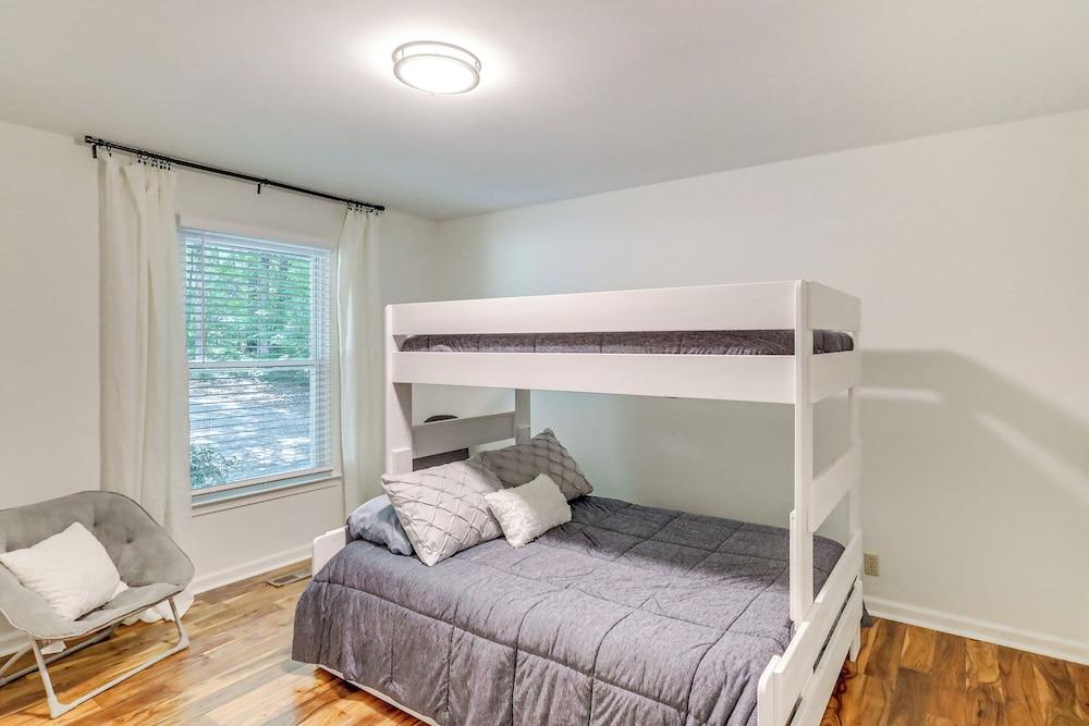 Fire Pit & Kayaks: Lake Oconee Waterfront Escape!