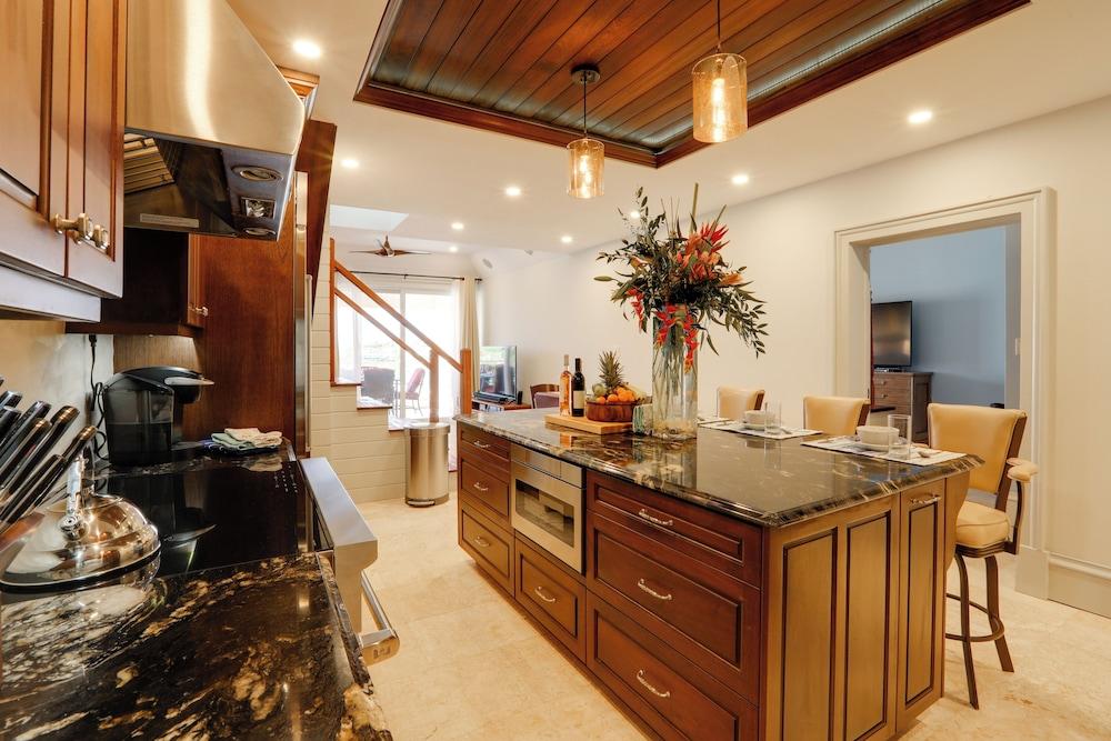 Walk to Beach: St Thomas Condo w/ Balconies