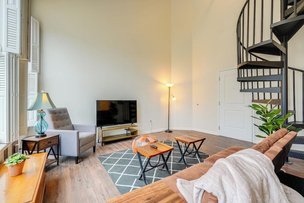 Unique & Stylish Studio Loft in Huntington!