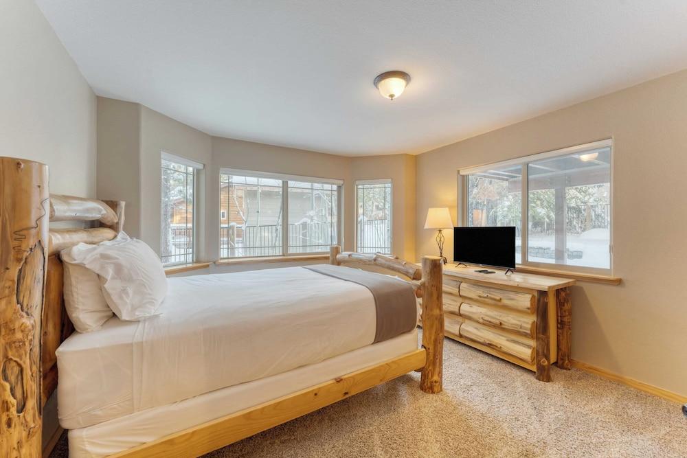 Cherry Hills Spacious Tahoe Cabin With Deck, Fireplace & Open Interiors