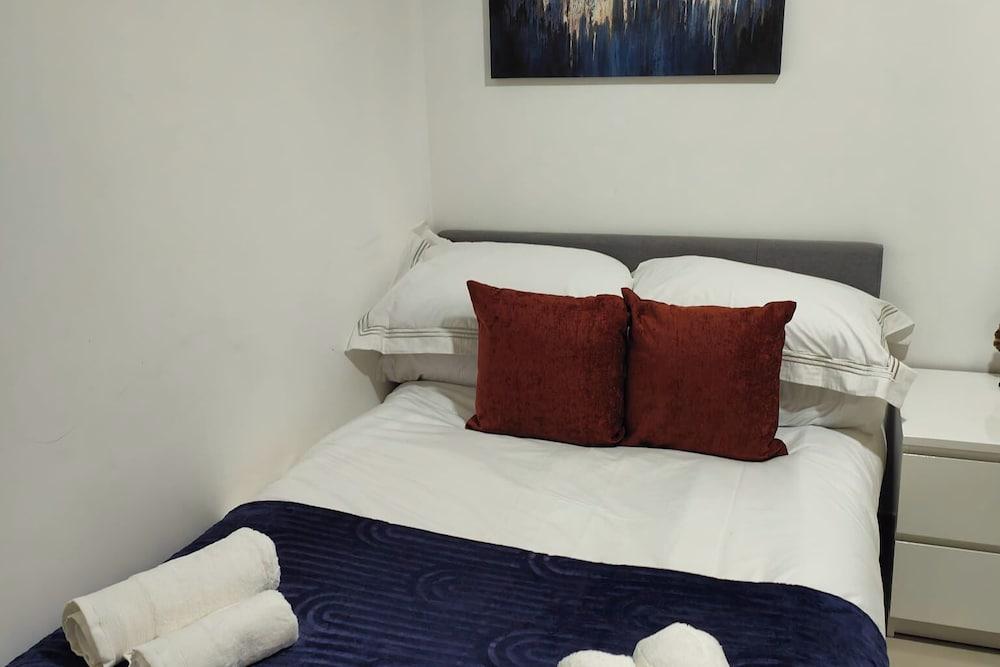 Leeds 3 Bed En-suites Apartment Retreat- Sleeps 9