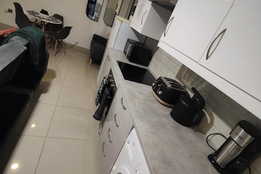 Leeds 3 Bed En-suites Apartment Retreat- Sleeps 9