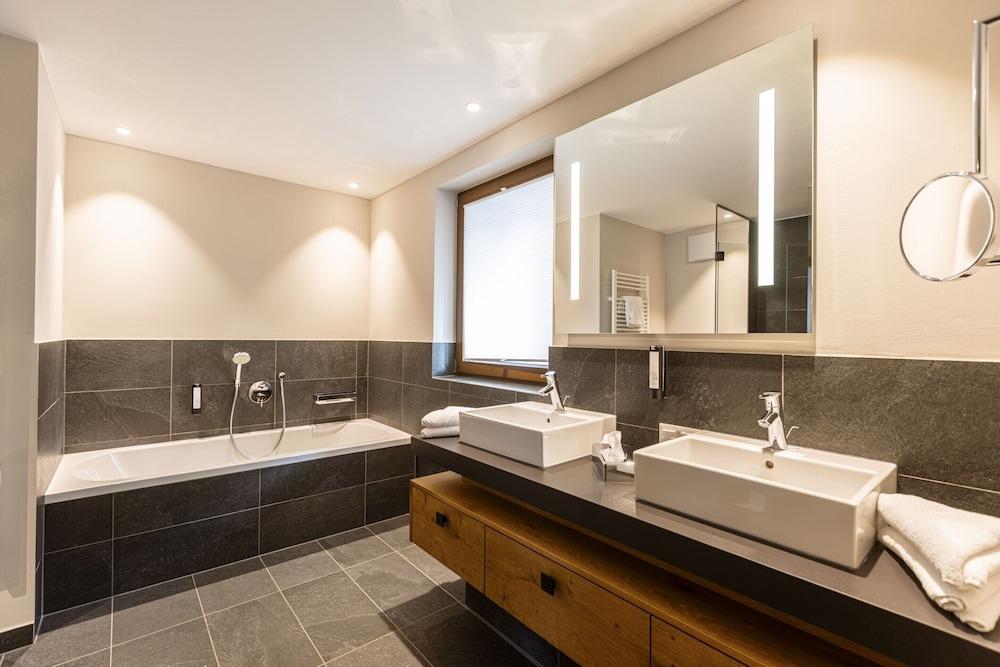 Spacious Apartment With Swimming Pool