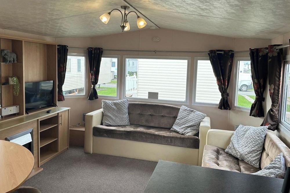 3 Bedroom Caravan - Sleeps 6, Pool & Garden