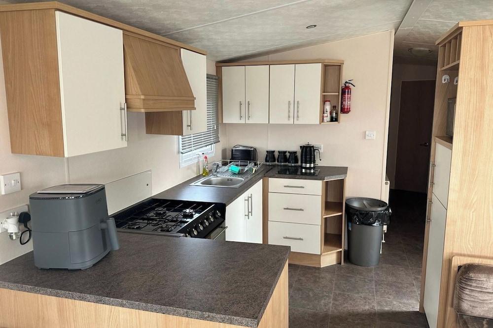 3 Bedroom Caravan - Sleeps 6, Pool & Garden