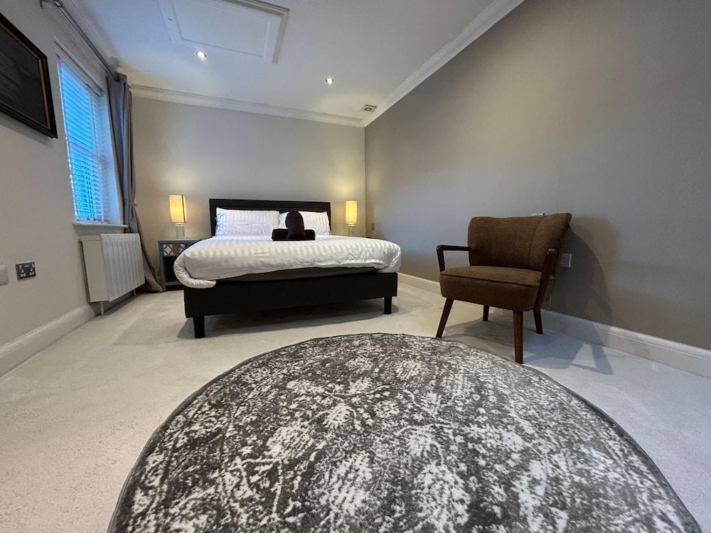 Elegant Retreat: Classic Style and Modern Comfort