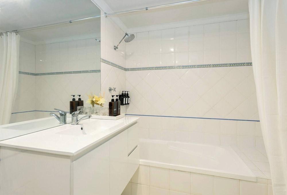 Luxurious Manly Retreat With Beachside Bliss