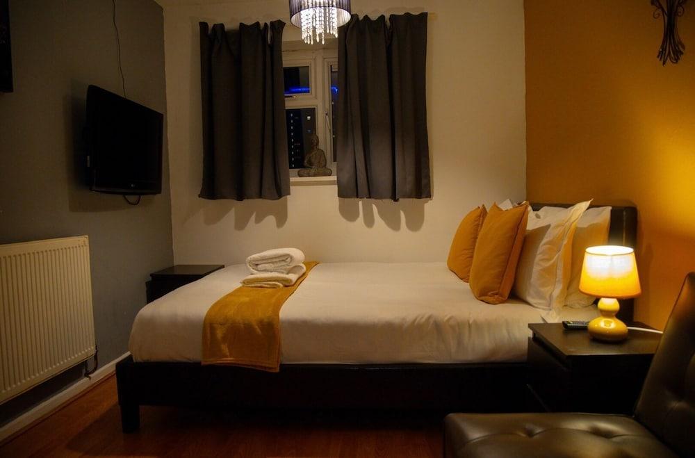 Living Large 5BR Home - Parking - Ideal for Groups