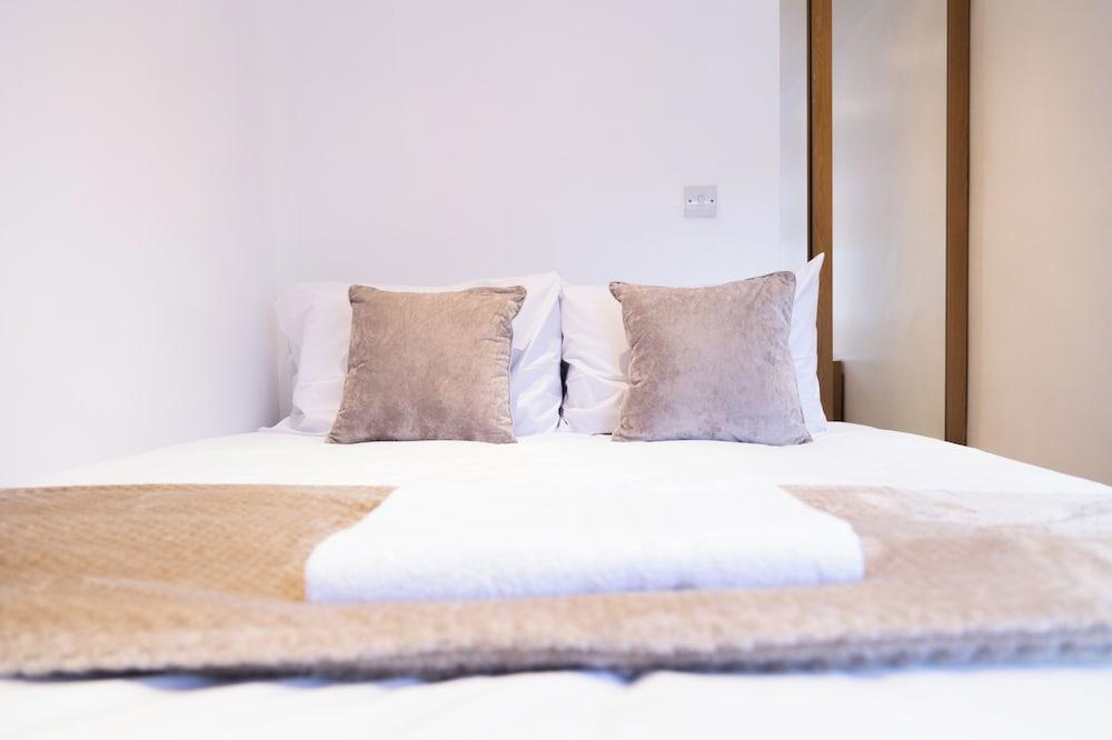 Wolverhampton - 4 Bed House - Free Parking