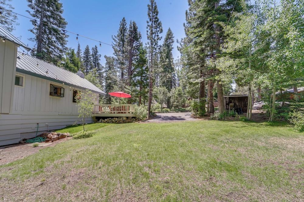 < 2 Blocks to Lake Tahoe: Family Home Near Skiing