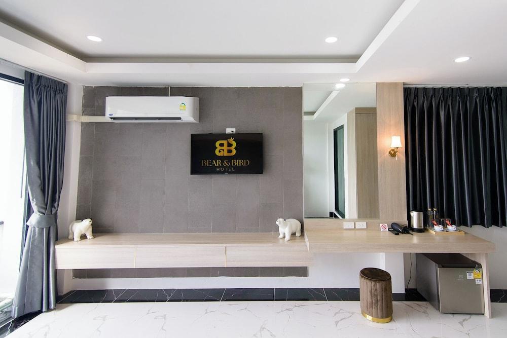 Bear & Bird Hotel