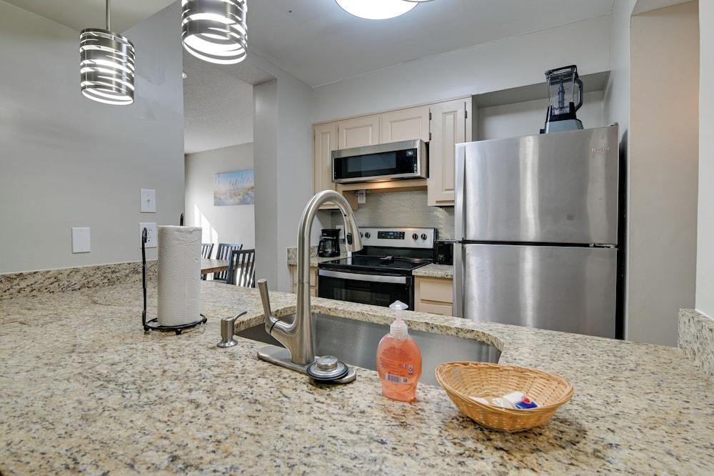 Walk to Beach + Pier: Myrtle Beach Getaway w/ Deck