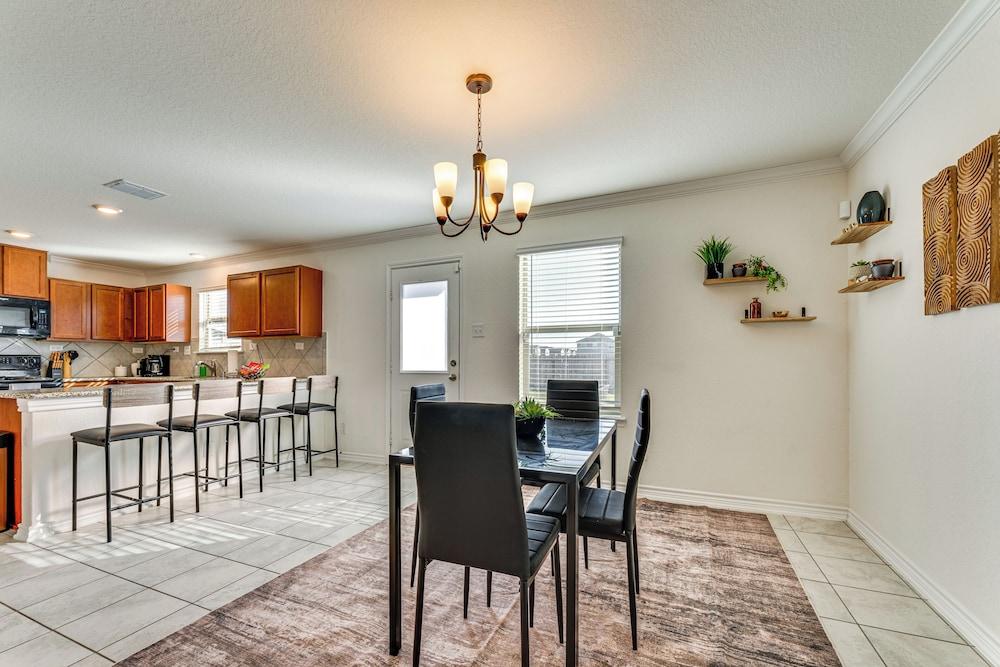 Spacious Home 11 Mi to San Antonio River Walk