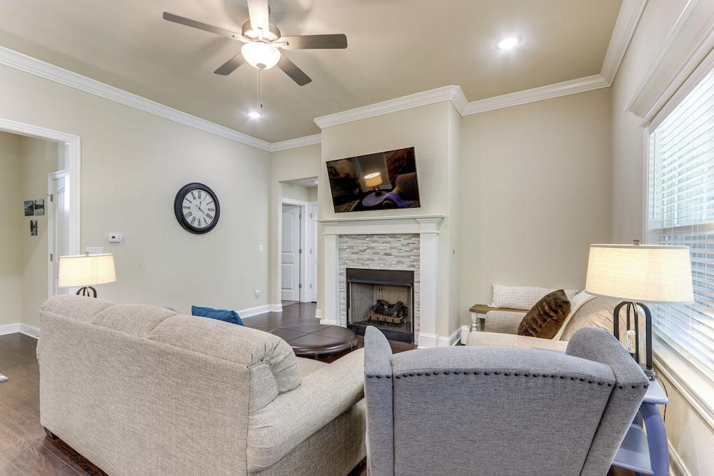 Table Rock Lake Retreat: Walk to Shore!