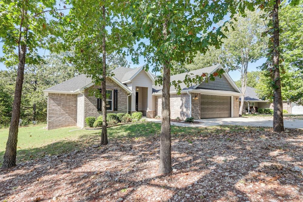 Table Rock Lake Retreat: Walk to Shore!