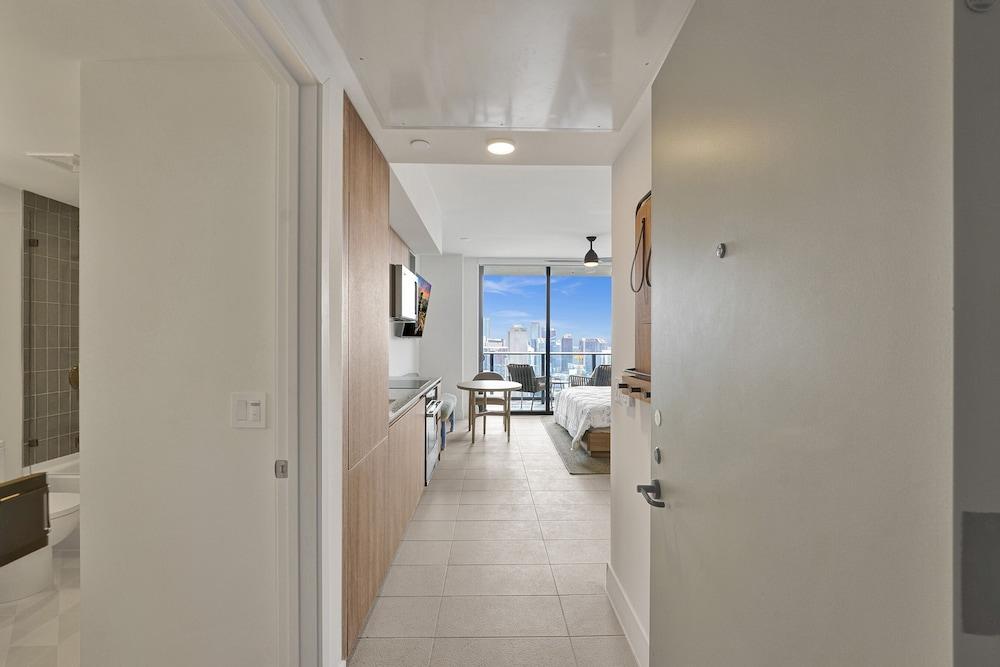 Downtown Studio w City Views