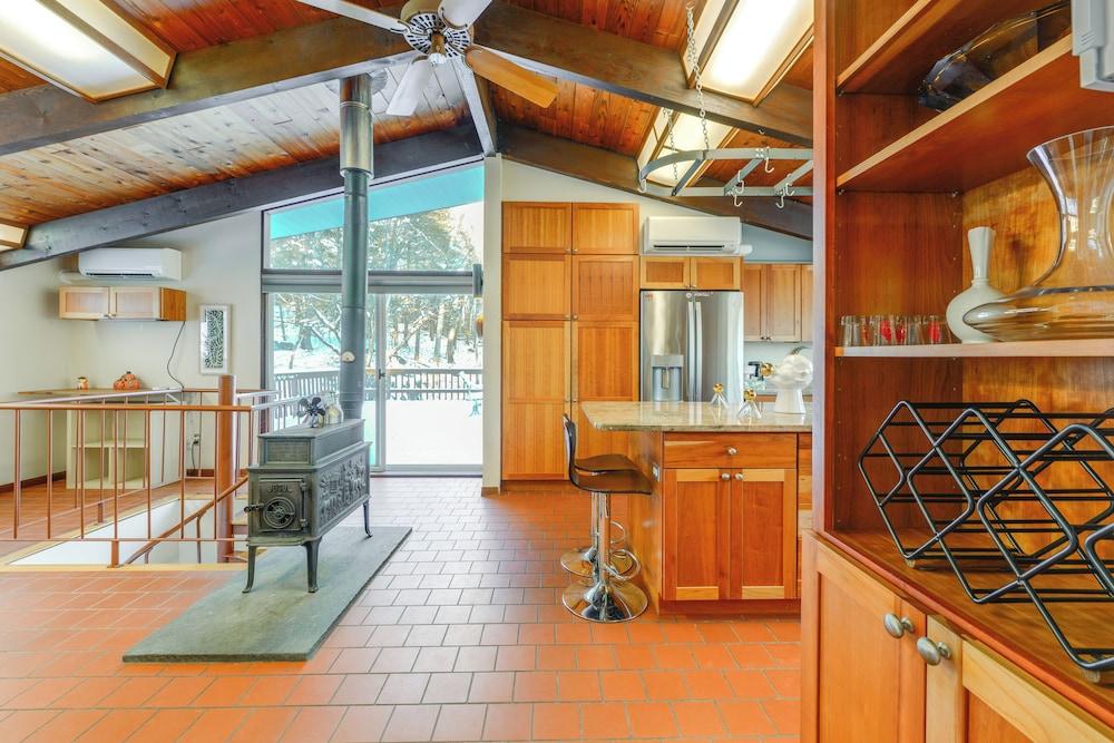 Trail Access On-site: Gorgeous MCM Deck House!