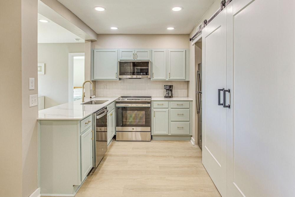 Walk to Ocean: Pool-view Condo in Myrtle Beach!