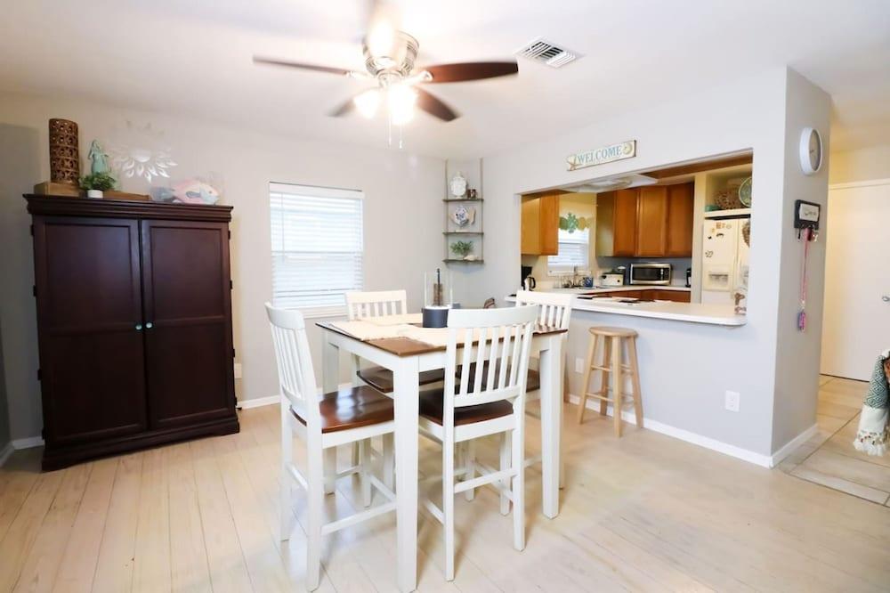 Sunny Daze Walk to Beach 2 Decks Pet Friendly