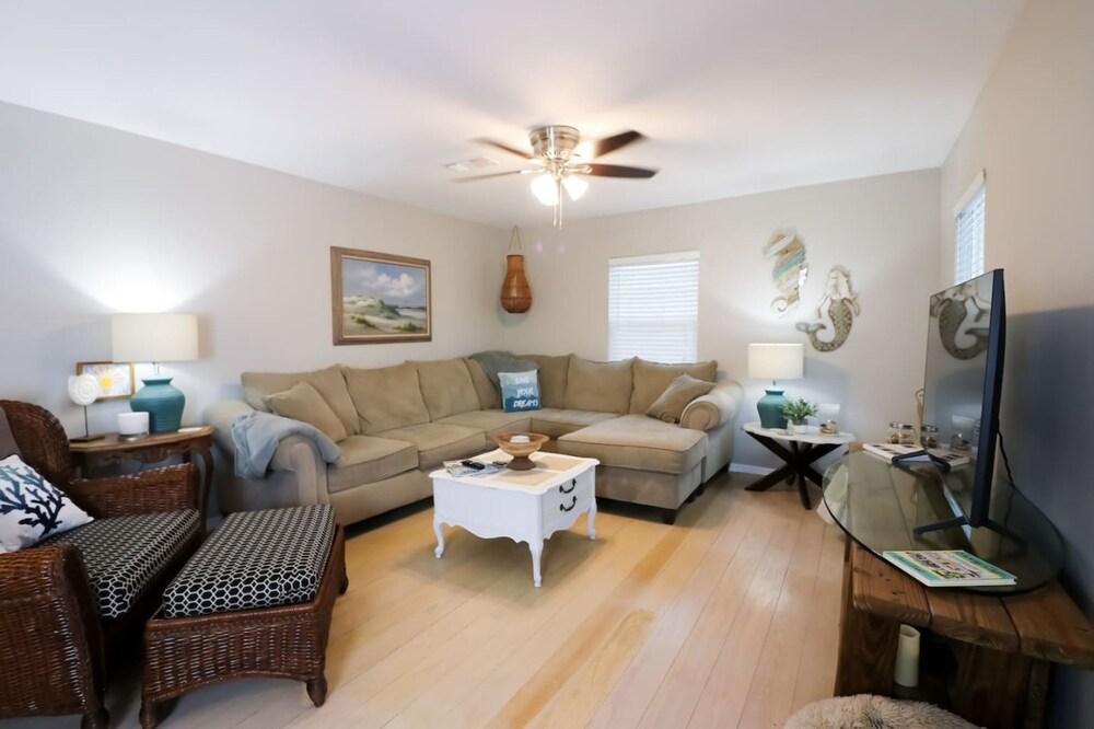 Sunny Daze Walk to Beach 2 Decks Pet Friendly