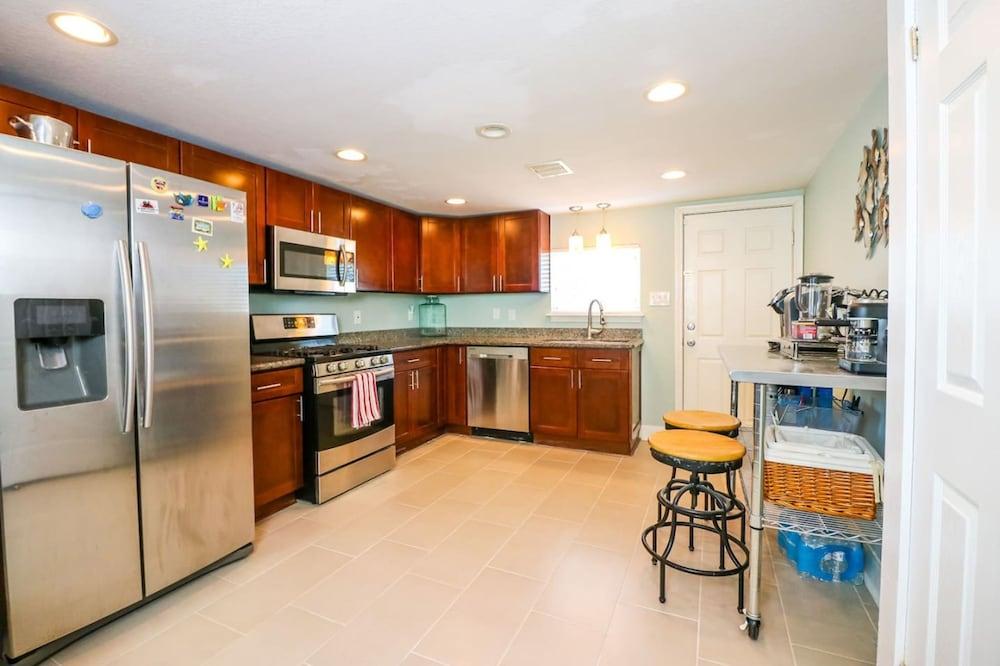 Great Location Spacious Yard Coffee bar