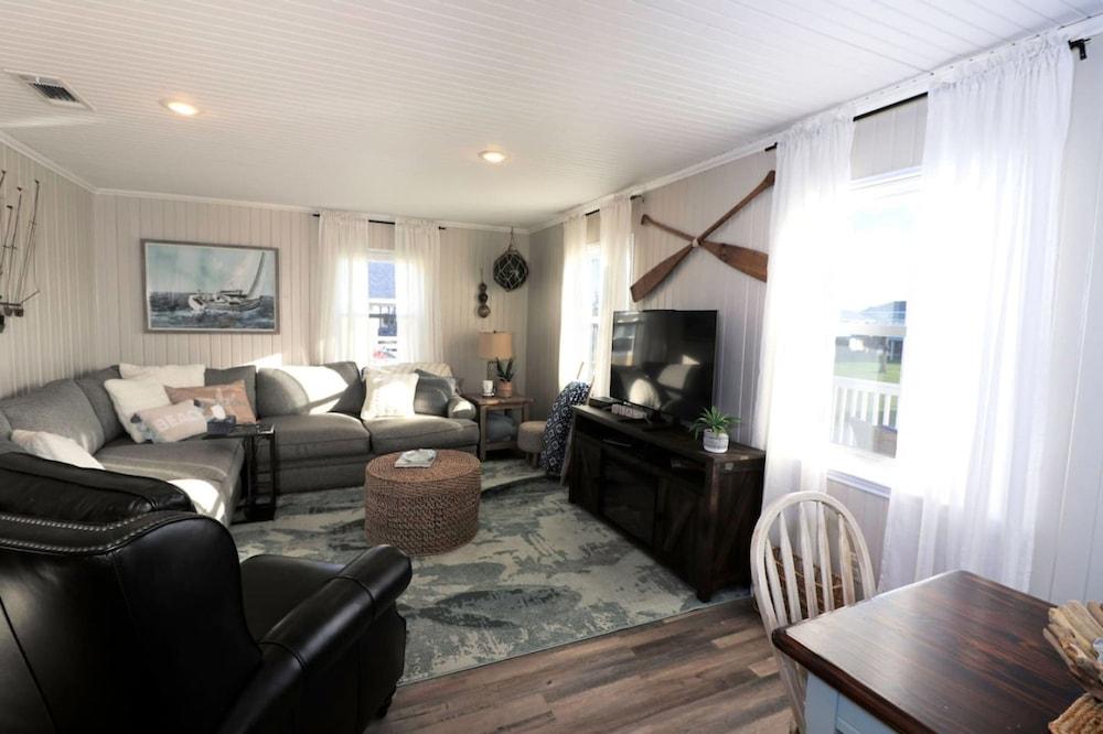 Home Lounge and Arcade Close to Beach and Marina