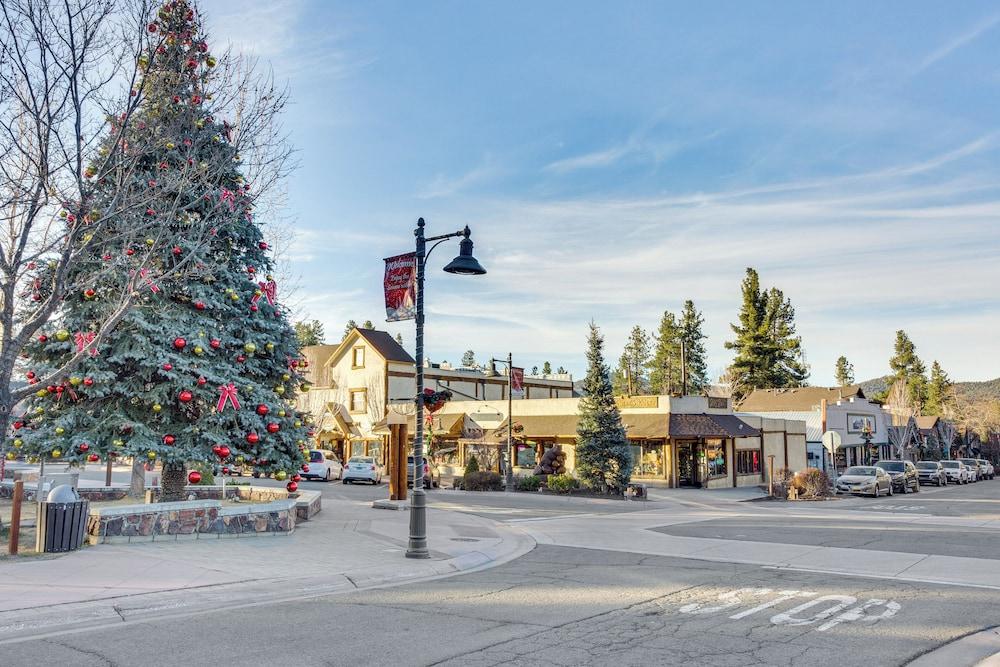 2 Mi to Big Bear Mtn Resort: Cabin w/ Updated Deck