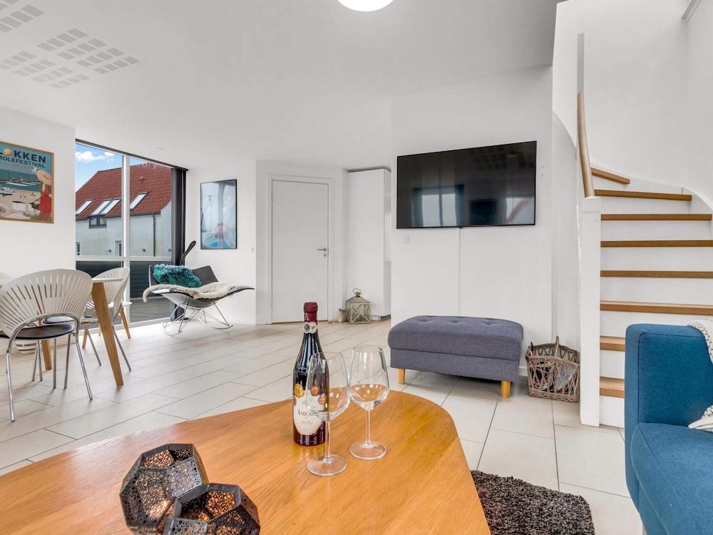 Holiday Home, 750m From Beach