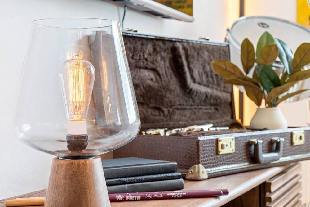 Musicians Lounge - 2 BR With Parking Asssigned