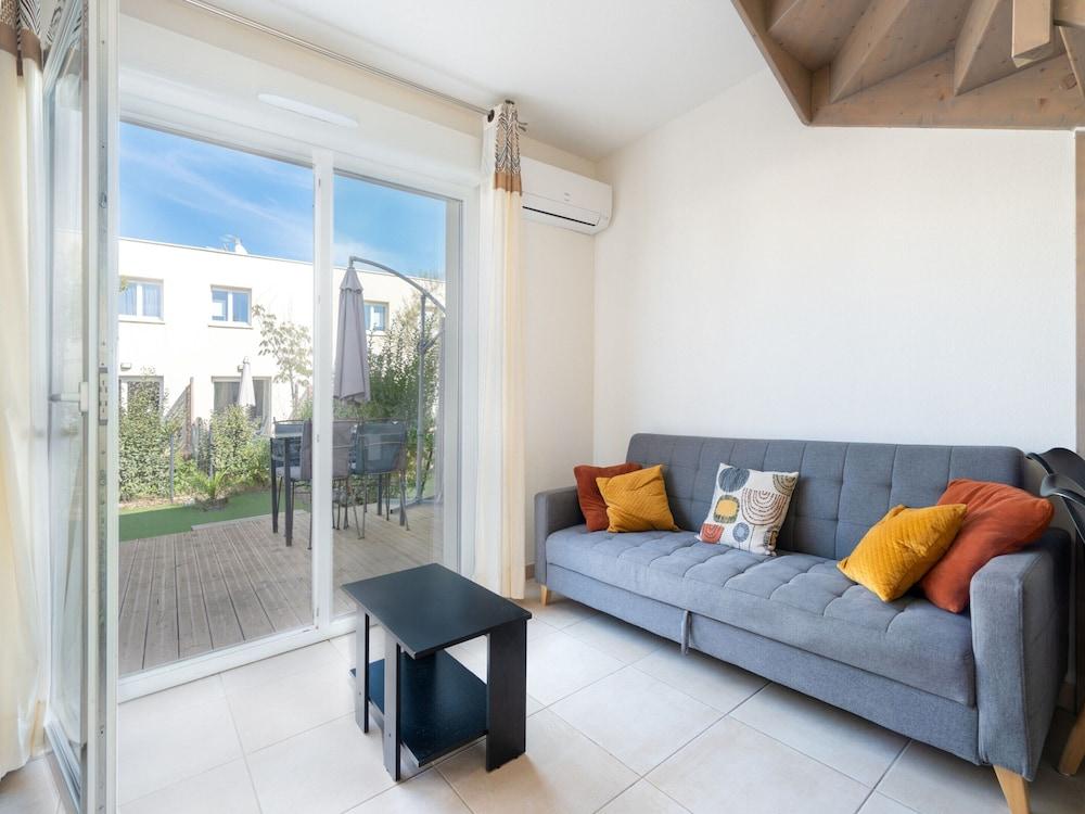 Cozy Beachside Villa in Serignan