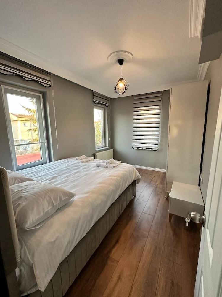 Yeşil Panjurlu Villa Otel