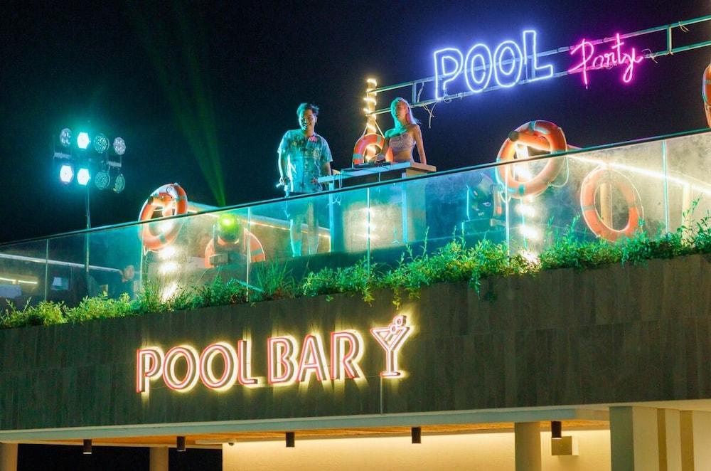 Apec Mandala Wyndham Suite Family