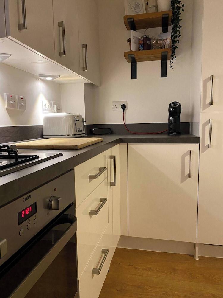 House-sleeps3-parking-garden-petfriendly