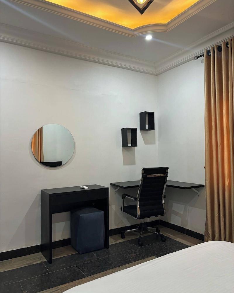 Carlton Apex Apartments