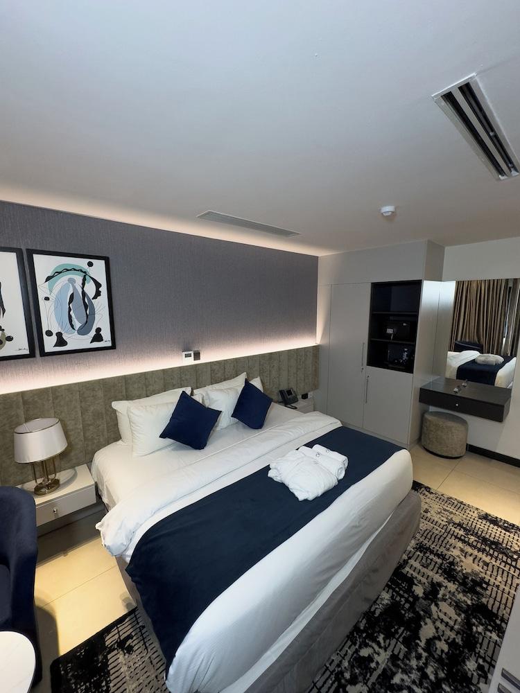 Blu Pearl Hotel & Residence