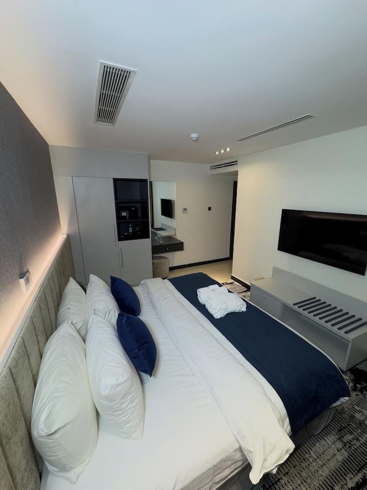 Blu Pearl Hotel & Residence