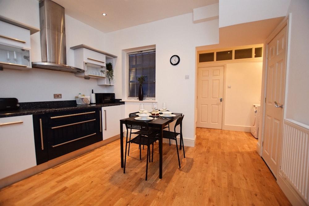 Derby 2 Bed House - University & City