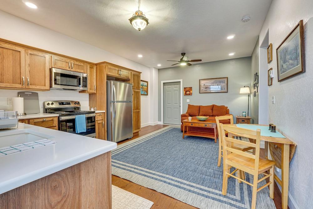 Walking Trail On-site: Tranquil Klamath Falls Apt!