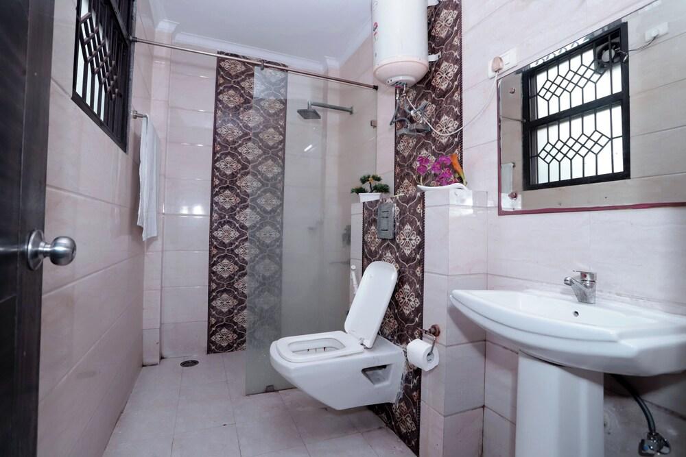 Hotel Noida Nest 105