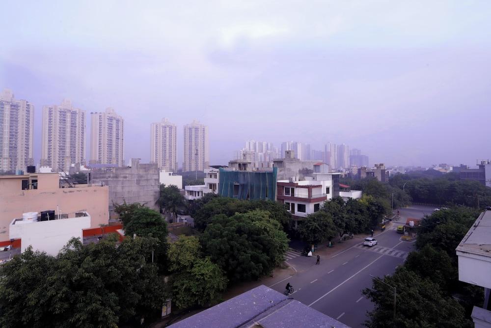 Hotel Noida Nest 105