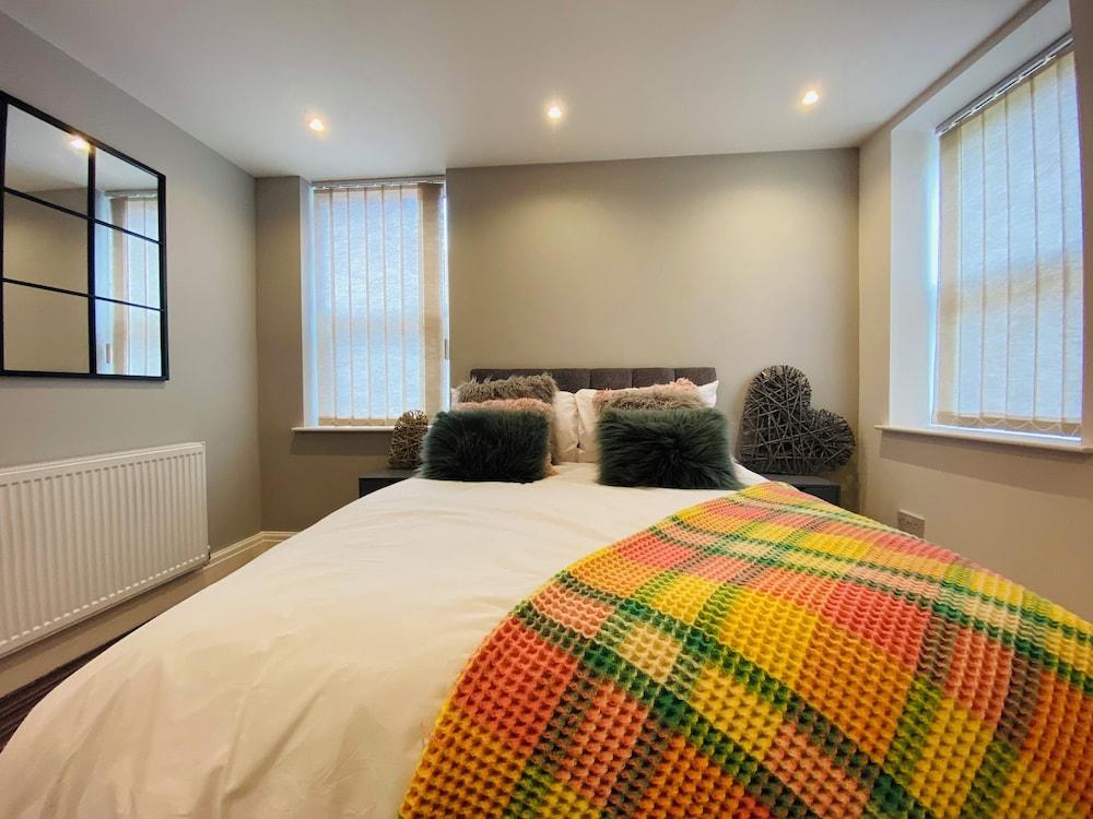 Blackpool - 4 Beds - Sleeps 10 - Pet Friendly