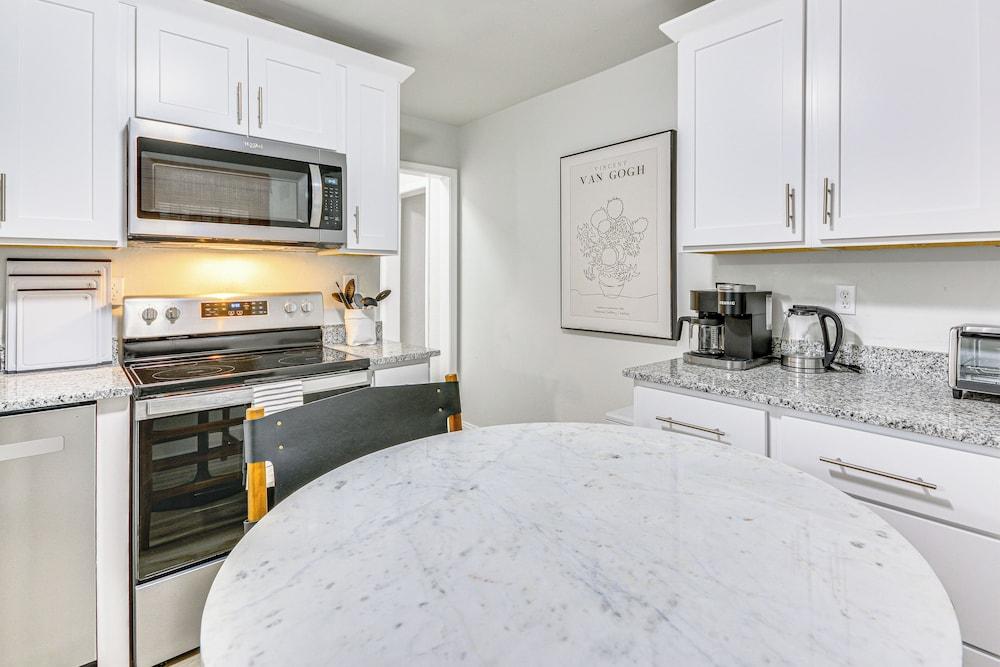 1/2 Mi to High Point University: Quaint Abode!