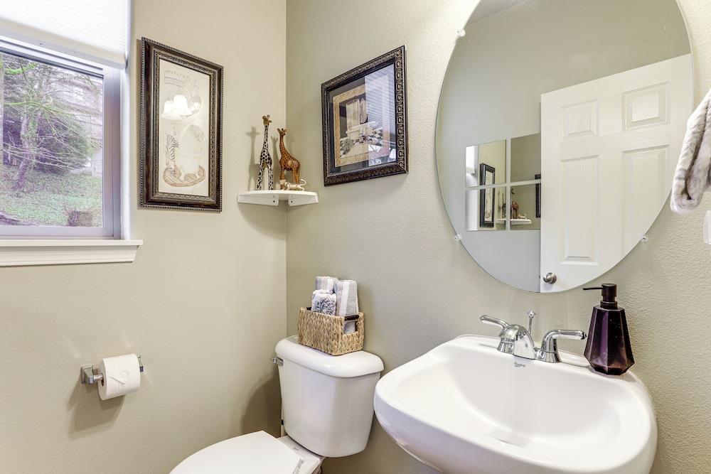 Walk to Mcmenamins Edgefield: Inviting Townhome!